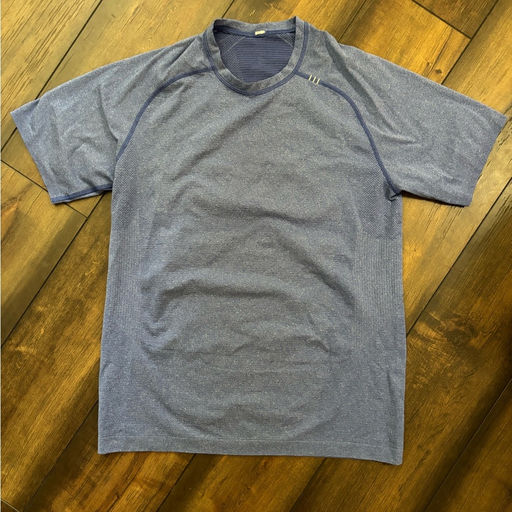 Men’s Lululemon Swiftly Tech T-shirt! Blue color size medium great condition!
